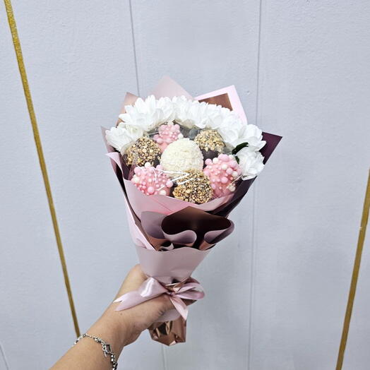 Букет из 7 клубник в бельгийском шоколаде с хризантемой арт. 34623 в Хабаровске