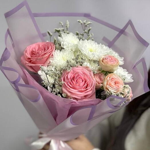 Букет нежный с хризантемой и кустовой розой для молодой девушки