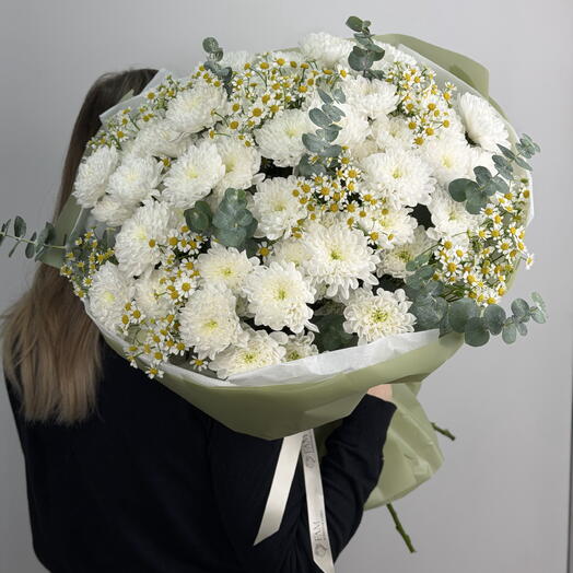Сборный букет из кустовой хризантемы, ромашки и веток эвкалипта