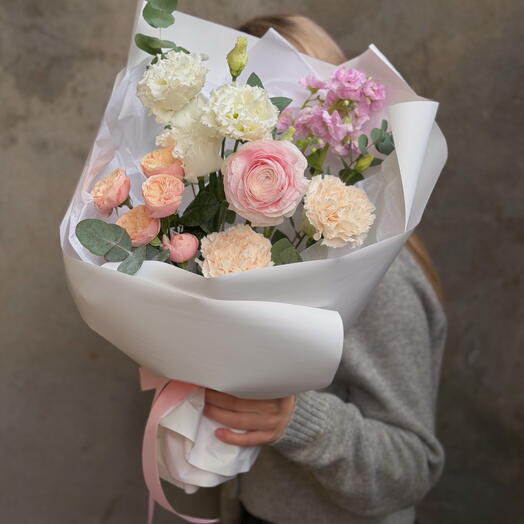 Нежный букет «Румянец» с ранункулюсом, кустовой розой и маттиолой