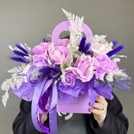 Композиция из мыльных цветов и стабелезированных цветов в коробке 1