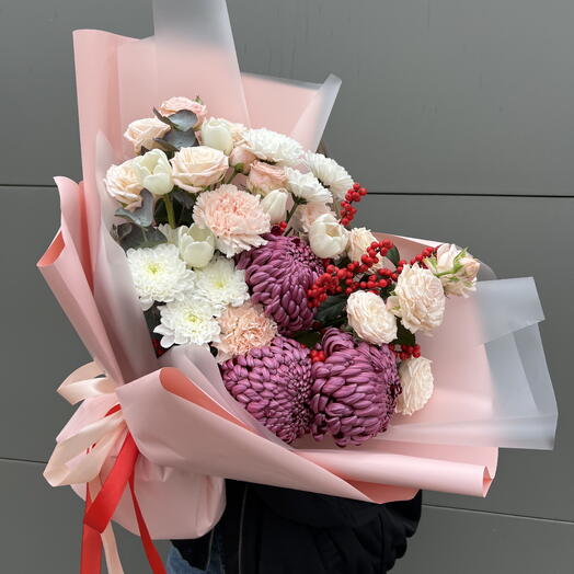 Букет с илексом, хризантемой «Бигуди» и тюльпанами