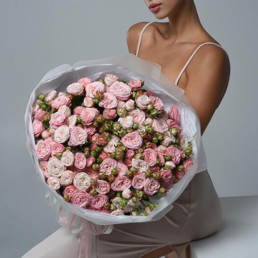 Пышный букет из кустовых пионовидных роз Бомбастик