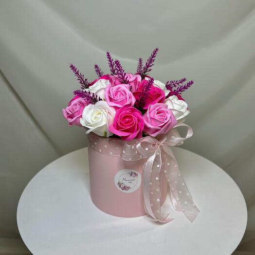 Яркий букет из 19 мыльных роз