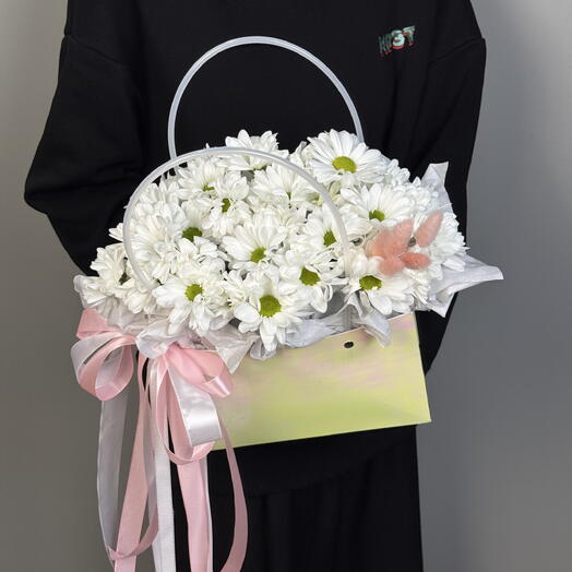 Композиция из кустовой хризантемы в сумочке