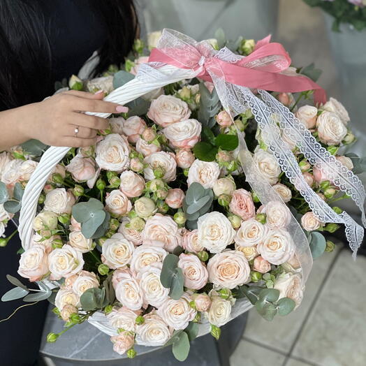 Корзина из кустовых роз