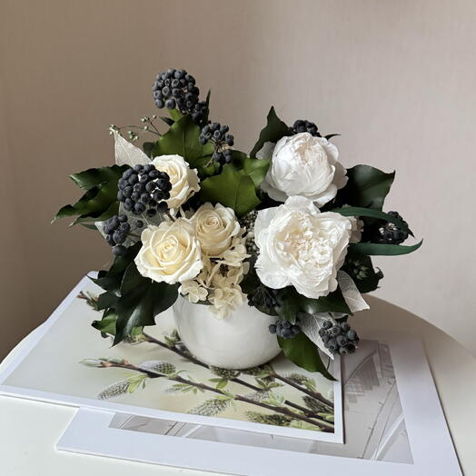 Композиция из стабилизированных белых роз