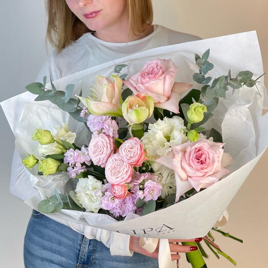 Авторский букет с амариллисом маттиолой французской розой и эустомой