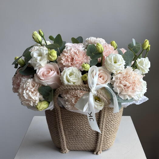 Нежная корзина с цветами