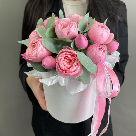 Небольшая шляпная коробка: кустовая пионовидная Роза Сильва Пинк с эвкалиптом