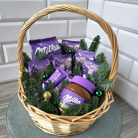 Подарочная корзина со сладостями Милка