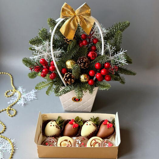 Клубника в бельгийском шоколаде и букет из ели