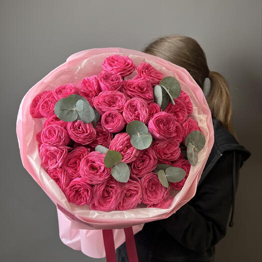 Букет из 9 веток роз Жизель с эвкалиптом