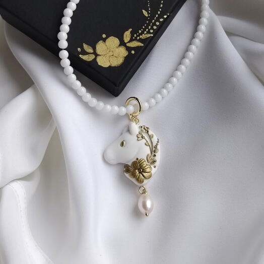 Кулон белый в виде лошадки с узорами