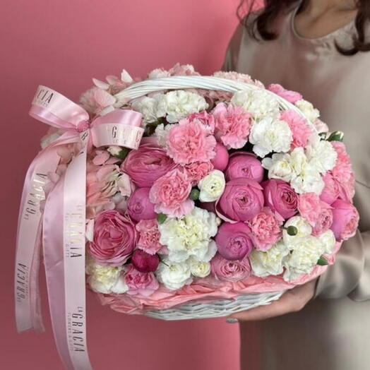 Корзина с цветами  Нежные пионовидные розы, воздушые гортензии, ажурные диантусы белые и розовые