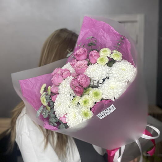 Яркий букет с кустовыми розами ,эвкалиптом и хризантемой 🌸