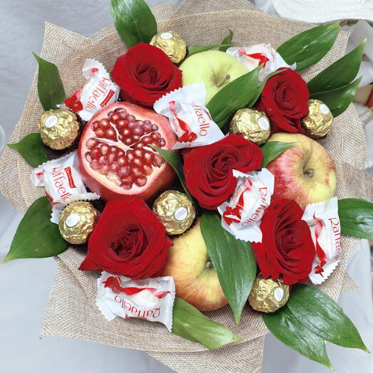 Букет из фруктов с конфетами