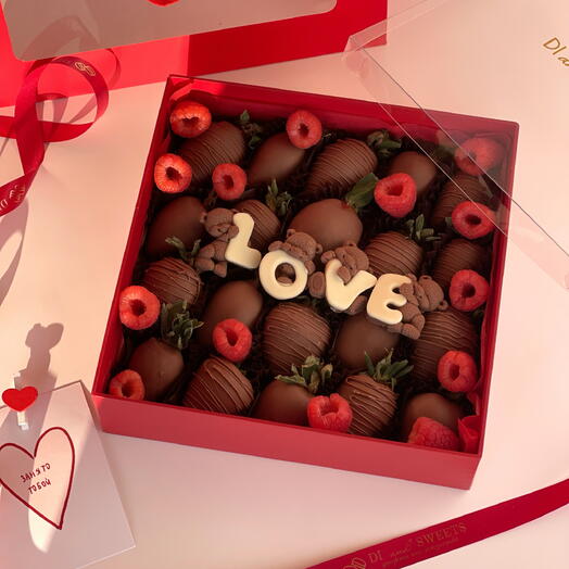 Бокс с клубникой и мишками «love»/подарок любимой девушке 14 февраля