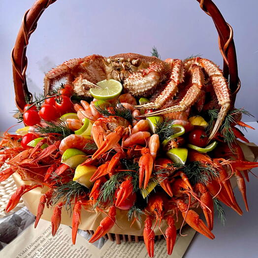 Корзина с крабом раками и креветками