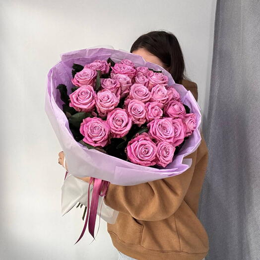 Нежный букет розовых роз в круглой упаковке 💜