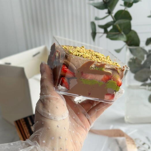 Дубайская клубника в боксе