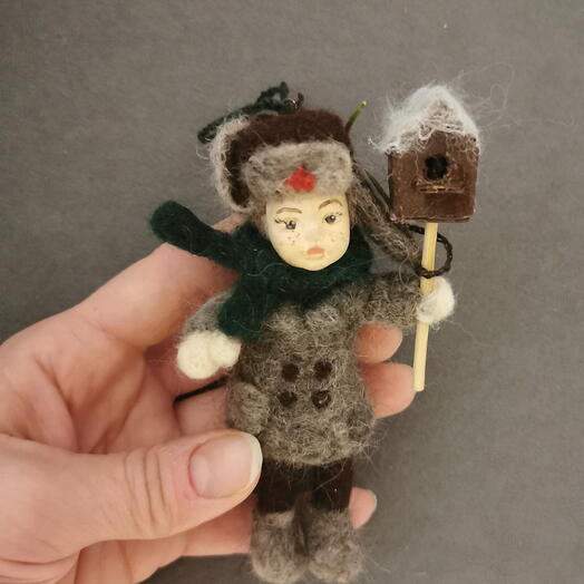 Игрушка елочная ручной работы мальчик со скворечником