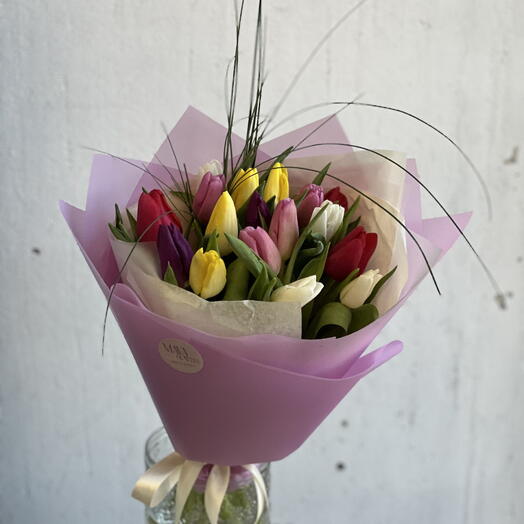 Букет тюльпанов микс с берграссом