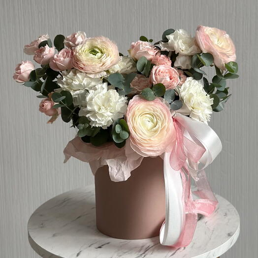 Нежная композиция в шляпной коробке с ранункулюсами