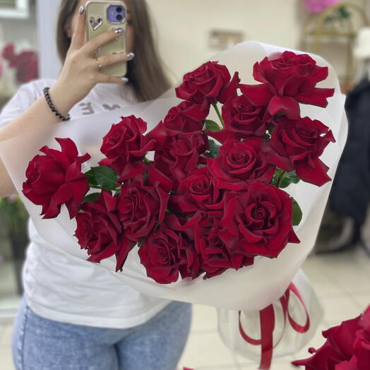 Букет из ажурных красных роз