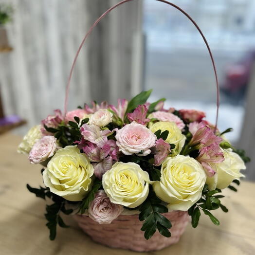 Корзина с розами и альстромерией