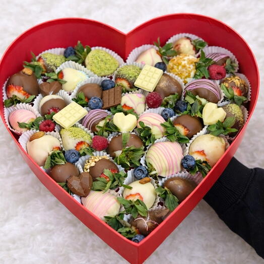 Клубника в шоколаде с декором. 33-35 ягод