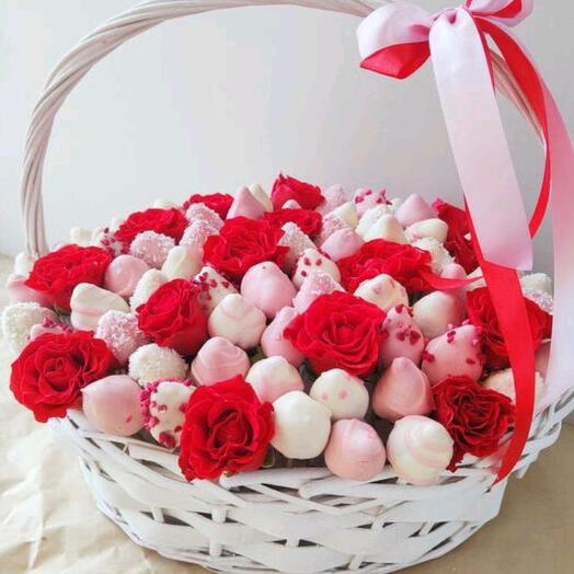 Корзина из клубники и роз