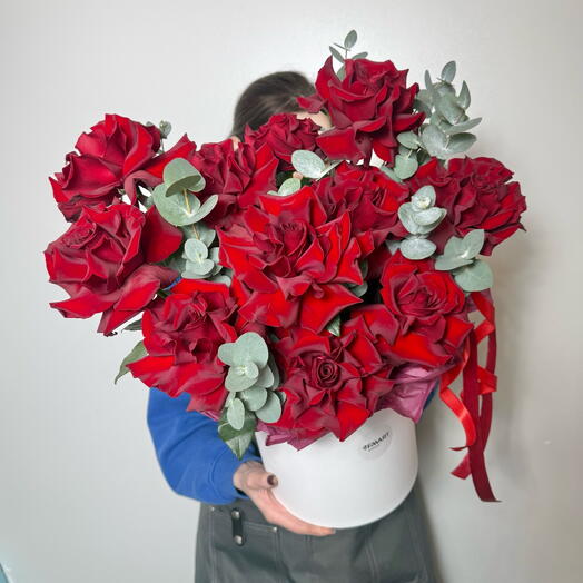 Нежное пламя / красные ажурные розы и эвкалипт