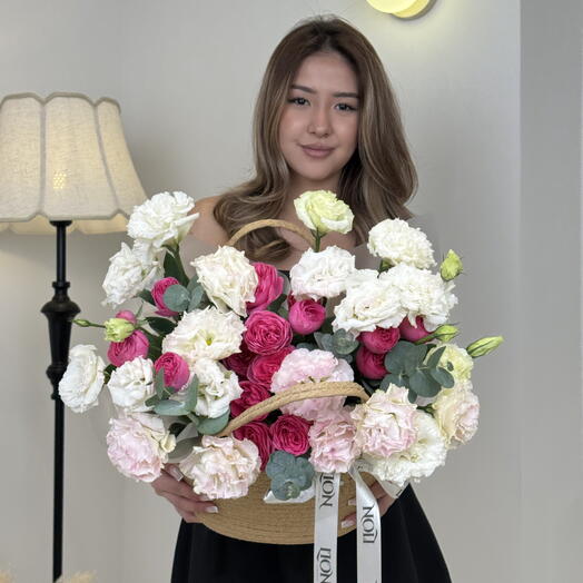 Кашпо сумочка лизиантусы и пионовидная кустовая жизель L