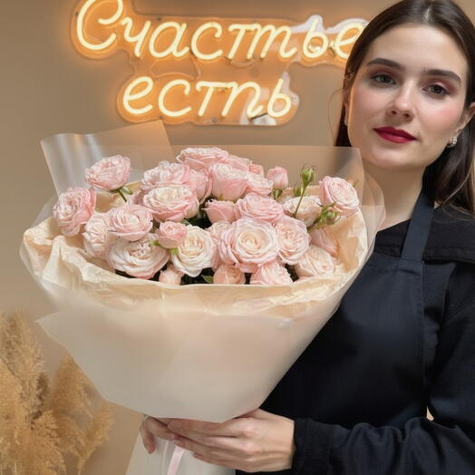 Монобукет из персиковых кустовых роз Мадам бомбастик