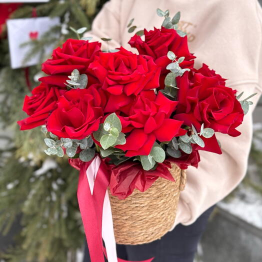 Корзина с розами и эвкалиптом для нее️