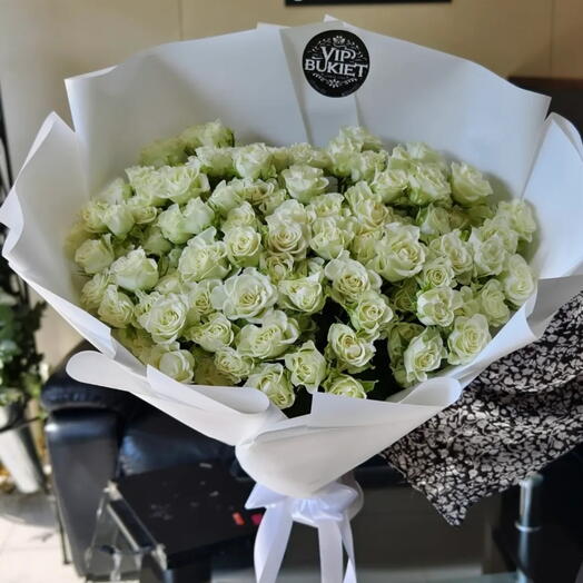 Bouquet di grandi rose bianche