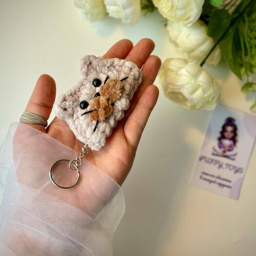 Брелок котик-пельмень бежевый. Милый обвес на рюкзак или сумку