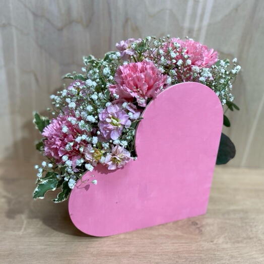 Композиция Be my valentine? с диантусами и маттиолой