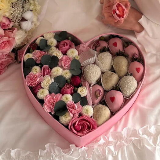 Клубника в шоколаде в коробке сердце