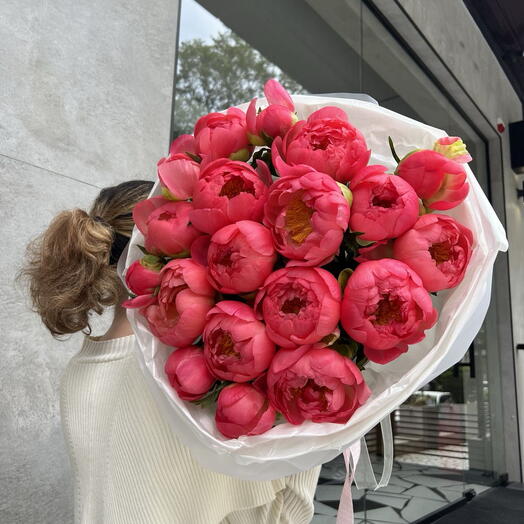Букет из коралловых пионов