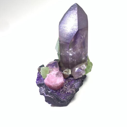 Композиция из камней и кристаллов Coolcrystals 059: аметист Брандберг, хризолит, турмалин, пирит, сугилит