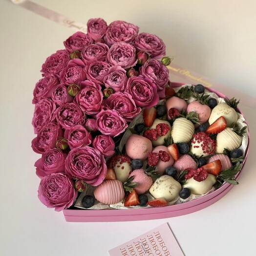 Цветы в коробке сердце с клубникой в шоколаде