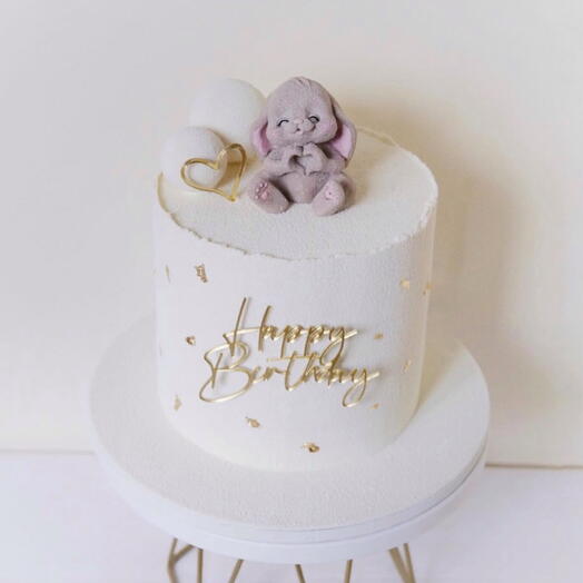 Торт с шоколадной фигуркой зайки