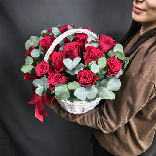 Корзина с красными розами и эвкалиптом
