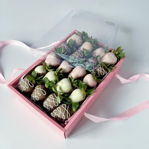 Тұтқасы бар қораптағы шоколадқа батқан құлпынай