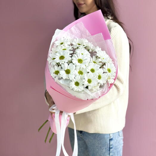 Букет ромашковых кустовых хризантем в авторском оформлении