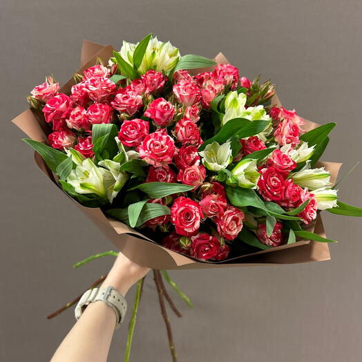 Букет с кустовой розой фаерворкс и альстромерией