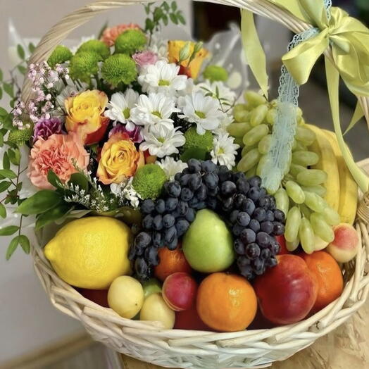 Цветы с фруктами в карзине