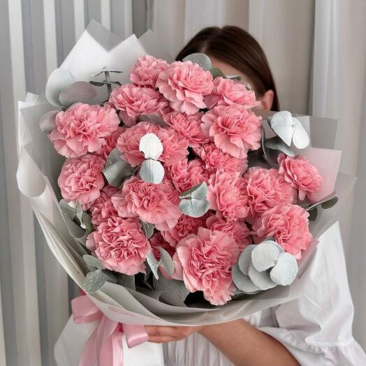 Нежный букет диантусов с веточками эвкалипта